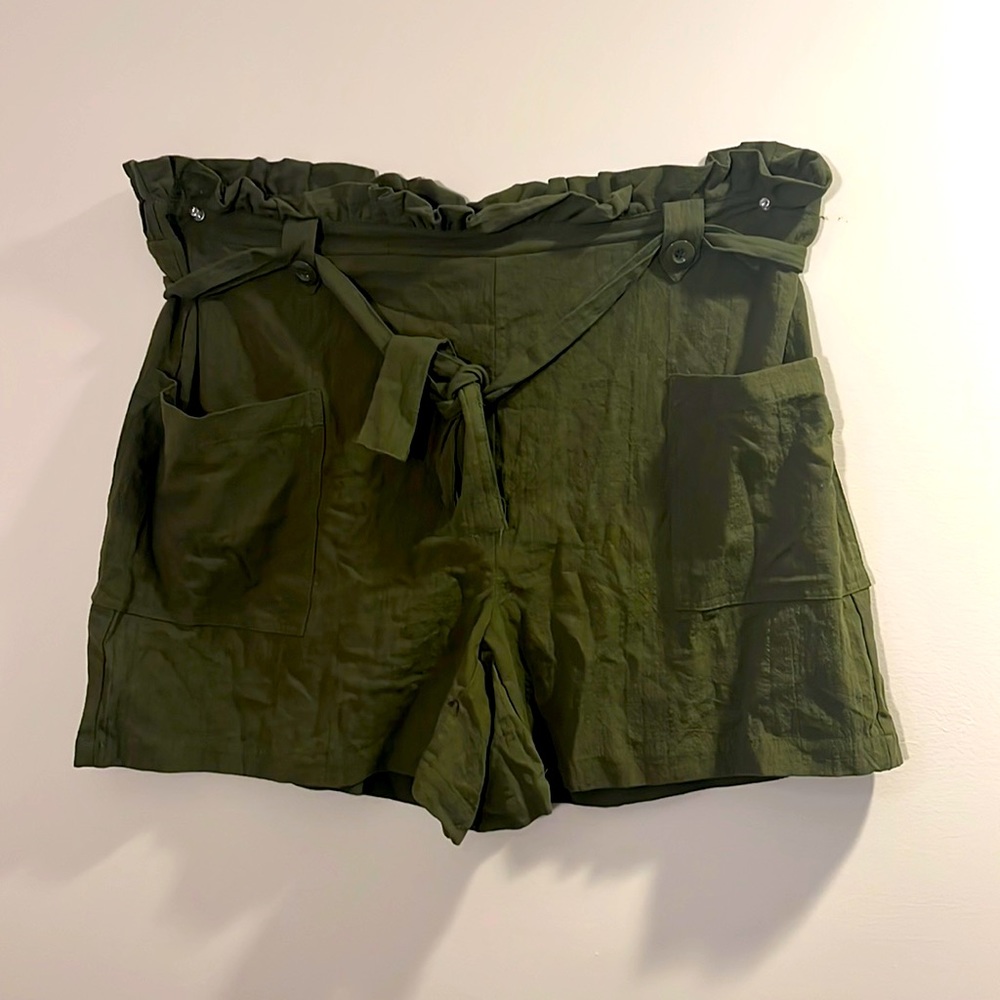 Elastic waist Green shorts